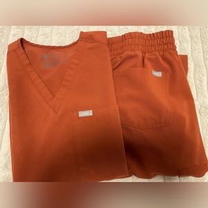 FIGS XS Catarina-One Pocket Scrub Top; Small Zamora high waisted Jogger Pants.